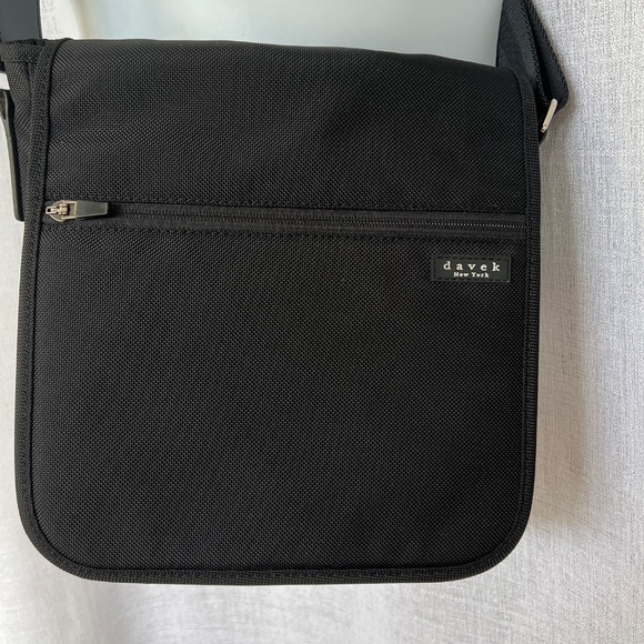 The Davek tablet Note Bag in Black Slim for Ipads Tablets Ballistic Nylon Buckle - Picture 2 of 8